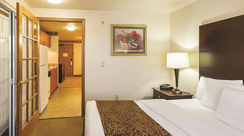 <b>La Quinta Inn & Suites Woodburn Suite</b>. Images powered by <a href="https://iceportal.shijigroup.com/" title="IcePortal" target="_blank">IcePortal</a>.