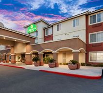 La Quinta Inn & Stes Las Vegas Red Rock Exterior