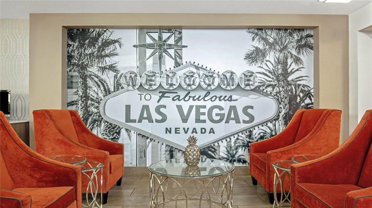 La Quinta Inn & Stes Las Vegas Red Rock Lobby
