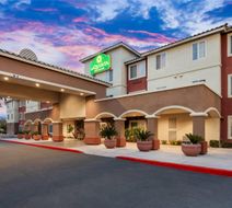 La Quinta Inn & Stes Las Vegas Red Rock Exterior