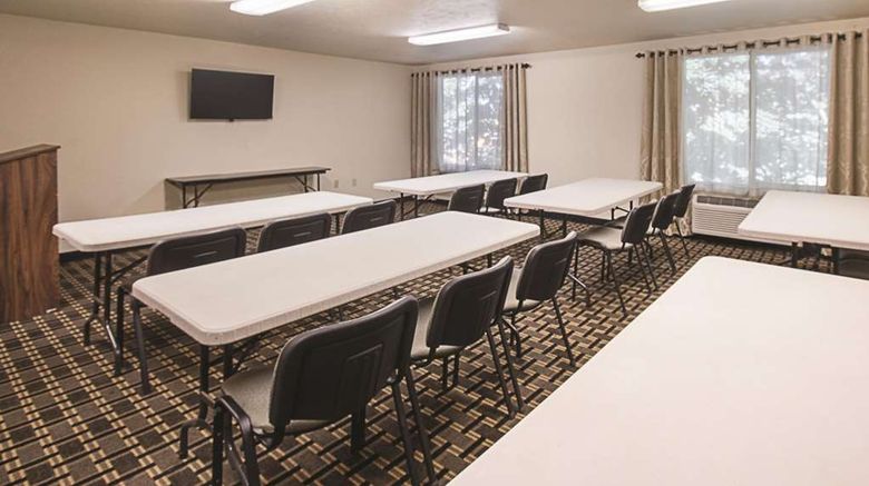 <b>La Quinta Inn & Suites Portland NW Meeting</b>. Images powered by <a href="https://iceportal.shijigroup.com/" title="IcePortal" target="_blank">IcePortal</a>.