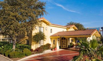 Super 8 by Wyndham Austin South / I-35