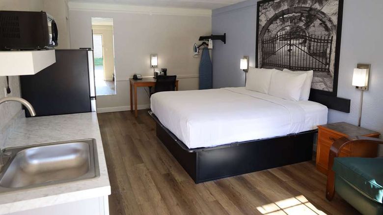 <b>Super 8 by Wyndham Austin South / I-35 Room</b>. Images powered by <a href="https://iceportal.shijigroup.com/" title="IcePortal" target="_blank">IcePortal</a>.