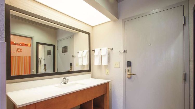 La Quinta Inn & Stes Jackson Airport Suite