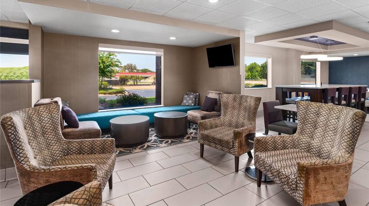 La Quinta Inn & Stes Jackson Airport Lobby