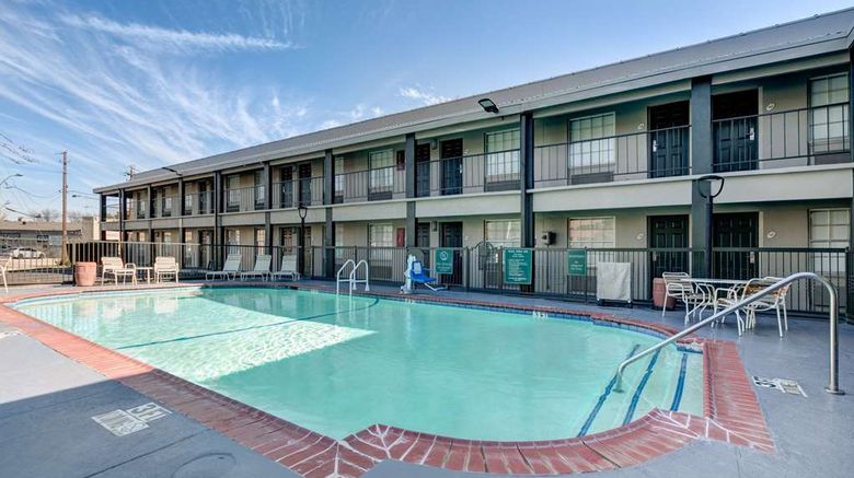<b>La Quinta Inn Dallas Uptown Pool</b>. Images powered by <a href="https://iceportal.shijigroup.com/" title="IcePortal" target="_blank">IcePortal</a>.