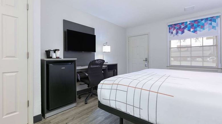 <b>La Quinta Inn Dallas Uptown Room</b>. Images powered by <a href="https://iceportal.shijigroup.com/" title="IcePortal" target="_blank">IcePortal</a>.