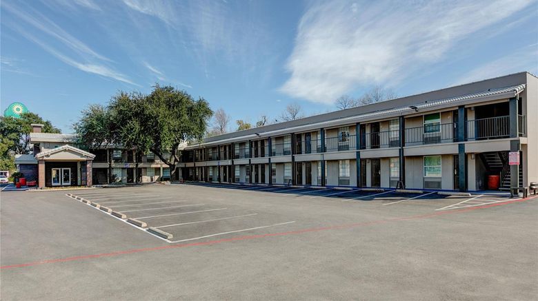 <b>La Quinta Inn Dallas Uptown Exterior</b>. Images powered by <a href="https://iceportal.shijigroup.com/" title="IcePortal" target="_blank">IcePortal</a>.