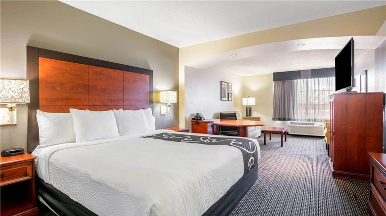 <b>La Quinta Inn-Stes D/FW Airport South Suite</b>. Images powered by <a href="https://iceportal.shijigroup.com/" title="IcePortal" target="_blank">IcePortal</a>.