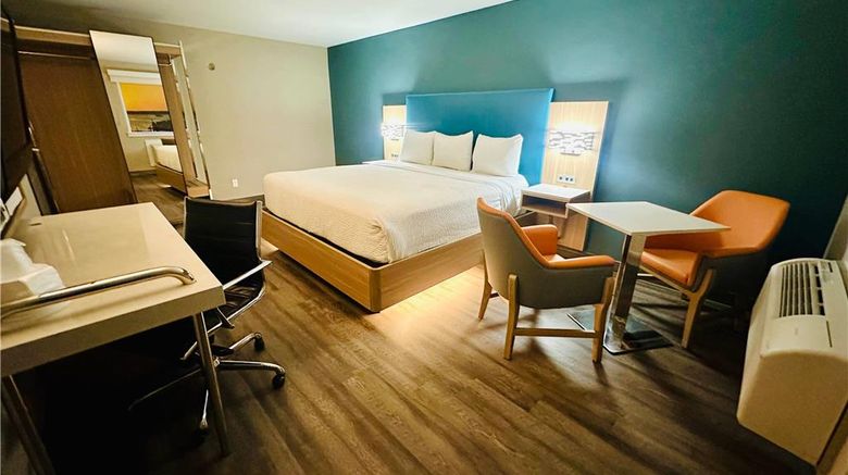 <b>La Quinta Inn John Wayne Orange Cty Arpt Room</b>. Images powered by <a href="https://iceportal.shijigroup.com/" title="IcePortal" target="_blank">IcePortal</a>.