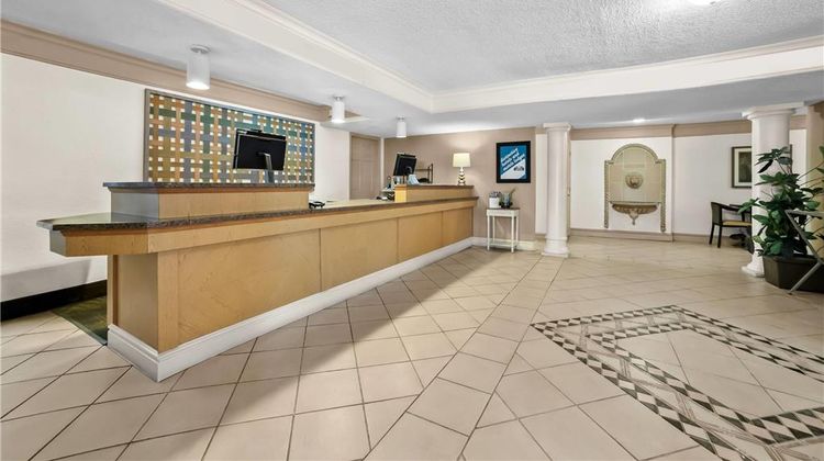 Howard Johnson Columbus Fort Moore Lobby