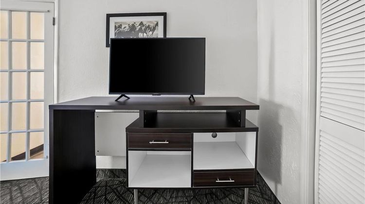 Howard Johnson Columbus Fort Moore Suite
