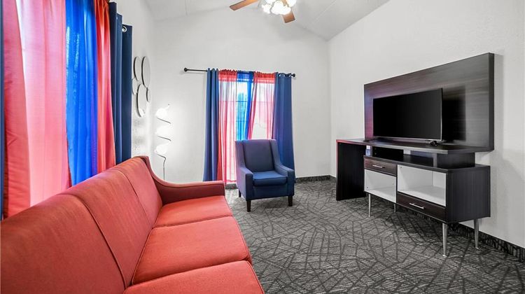 Howard Johnson Columbus Fort Moore Suite