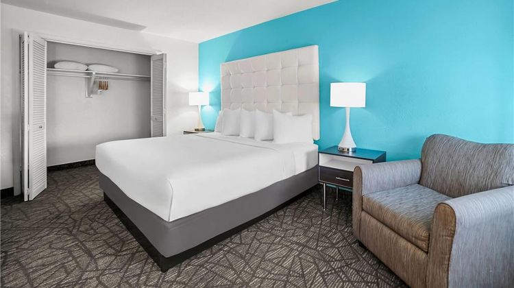 Howard Johnson Columbus Fort Moore Suite