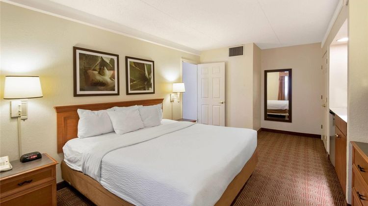 La Quinta Inn San Antonio Market Square Suite
