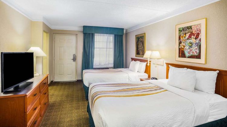 Super 8 by Wyndham Eagle Pass Room
