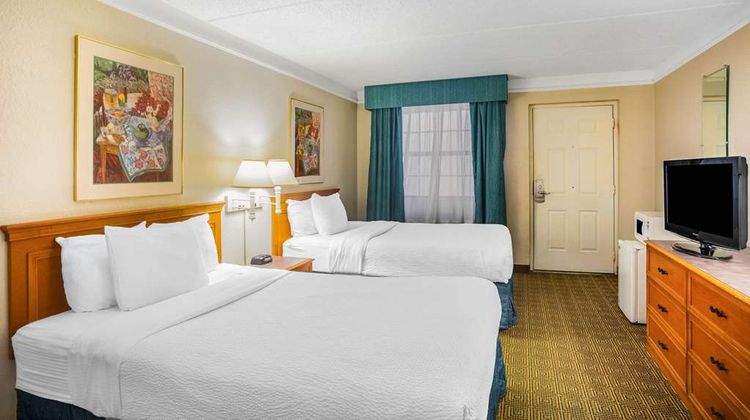 Super 8 by Wyndham Eagle Pass Room