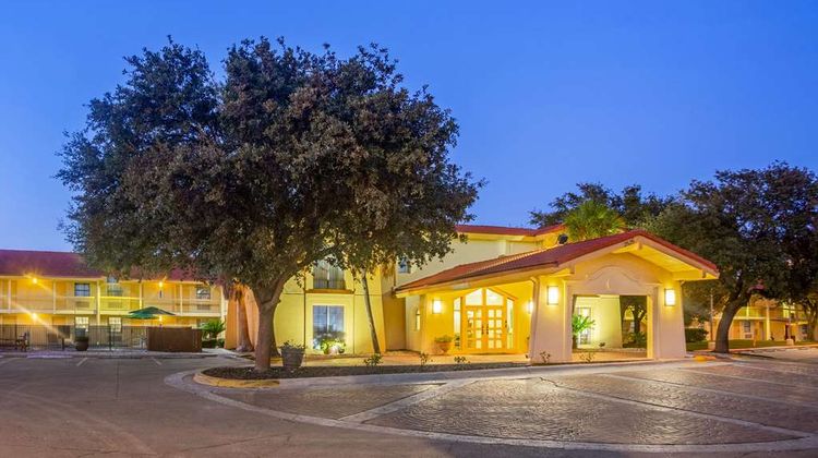 Super 8 by Wyndham Eagle Pass Exterior