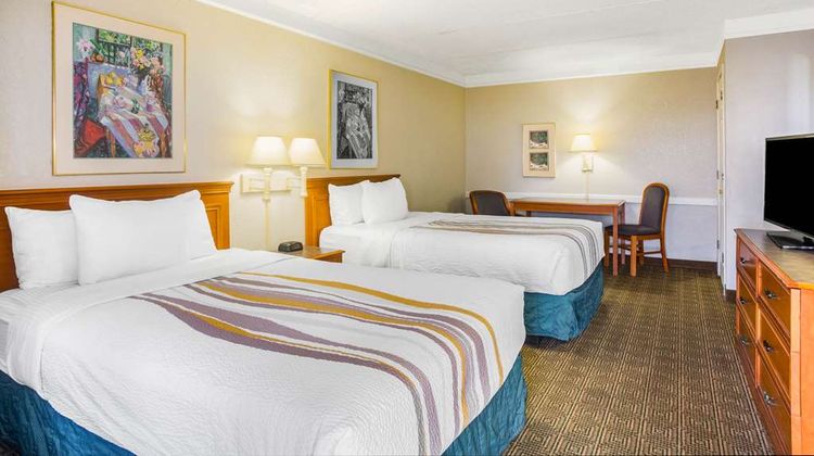 Super 8 by Wyndham Eagle Pass Room