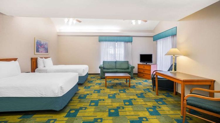 Super 8 by Wyndham Eagle Pass Suite