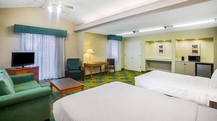 Super 8 by Wyndham Eagle Pass Suite