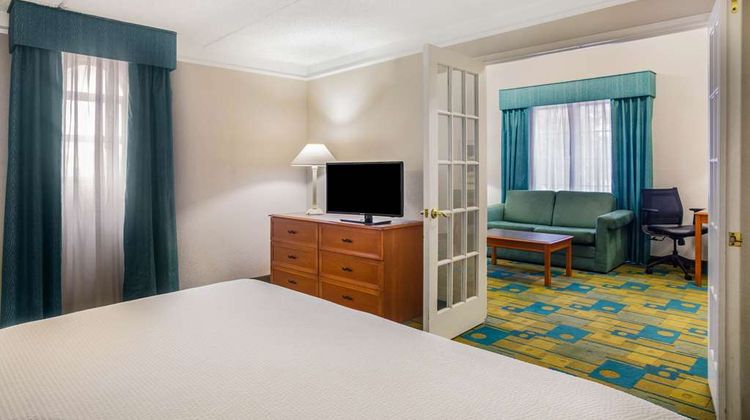 Super 8 by Wyndham Eagle Pass Suite