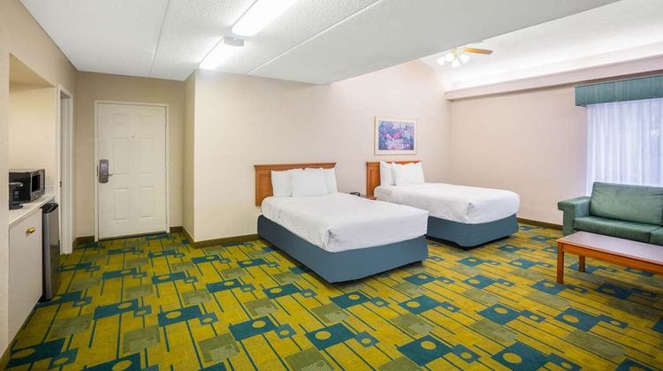 Super 8 by Wyndham Eagle Pass Suite