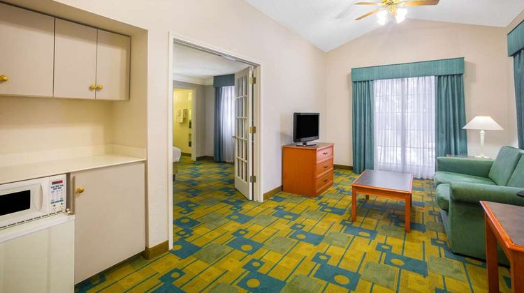 Super 8 by Wyndham Eagle Pass Suite