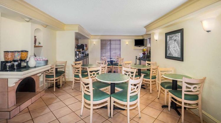 Super 8 by Wyndham Eagle Pass Restaurant