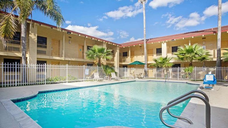 <b>La Quinta Inn Victoria Pool</b>. Images powered by <a href="https://iceportal.shijigroup.com/" title="IcePortal" target="_blank">IcePortal</a>.