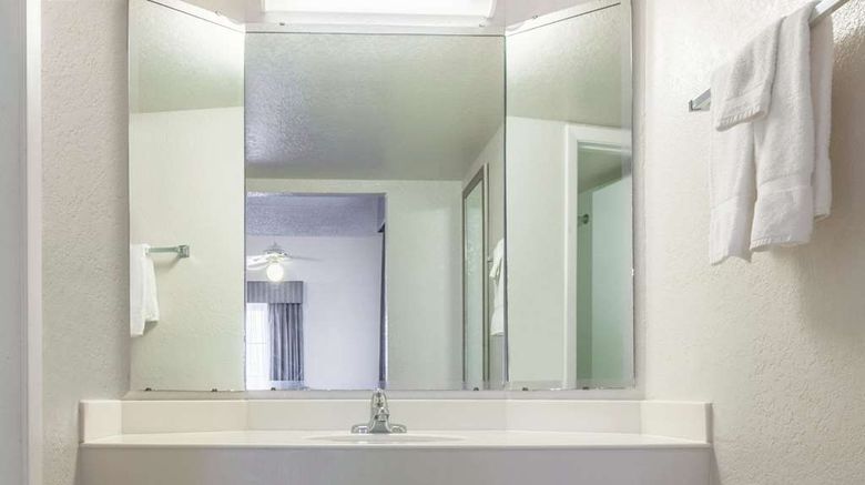 <b>La Quinta Inn New Orleans West Bank Suite</b>. Images powered by <a href="https://iceportal.shijigroup.com/" title="IcePortal" target="_blank">IcePortal</a>.