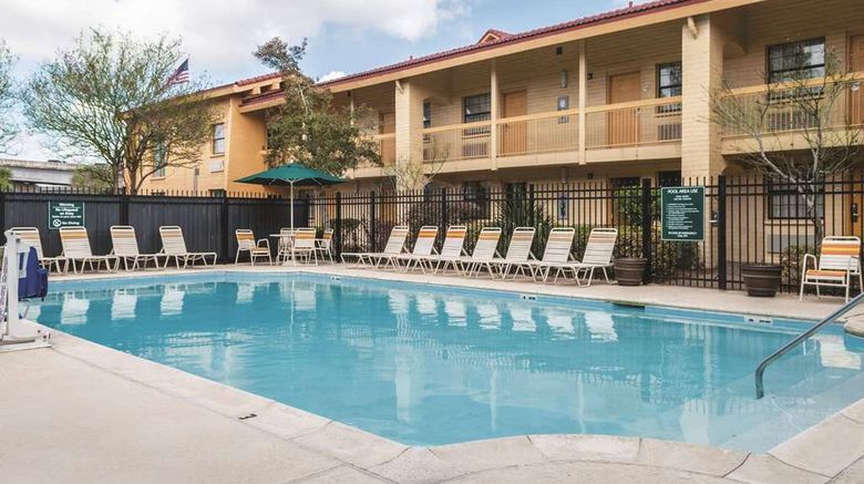 <b>La Quinta Inn New Orleans West Bank Pool</b>. Images powered by <a href="https://iceportal.shijigroup.com/" title="IcePortal" target="_blank">IcePortal</a>.
