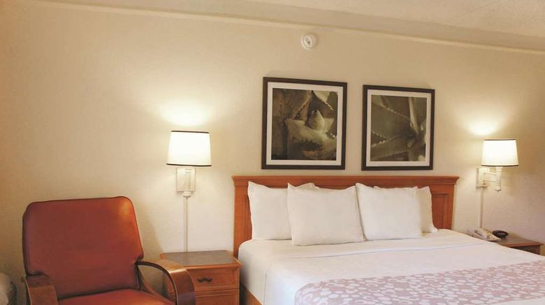 <b>Baymont by Wyndham Houston La Porte Room</b>. Images powered by <a href="https://iceportal.shijigroup.com/" title="IcePortal" target="_blank">IcePortal</a>.