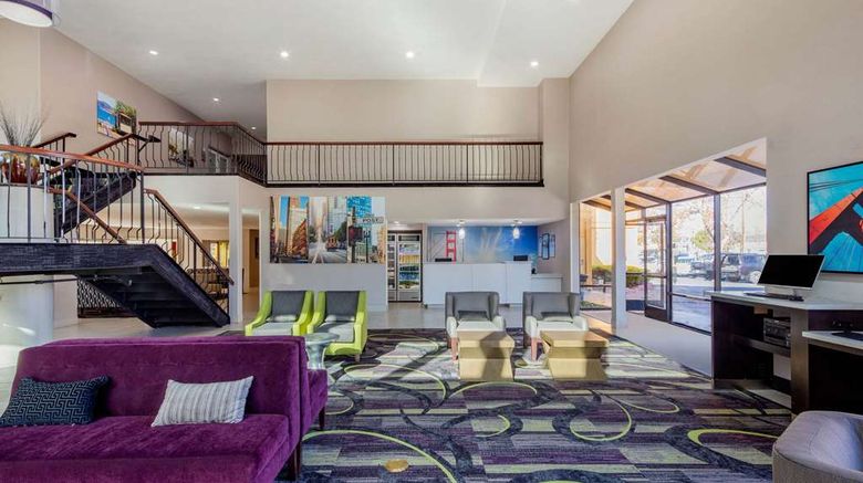 <b>La Quinta Inn & Suites Oakland - Hayward Lobby</b>. Images powered by <a href="https://iceportal.shijigroup.com/" title="IcePortal" target="_blank">IcePortal</a>.