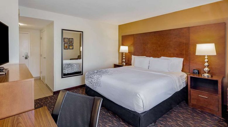 <b>La Quinta Inn & Suites Oakland - Hayward Room</b>. Images powered by <a href="https://iceportal.shijigroup.com/" title="IcePortal" target="_blank">IcePortal</a>.