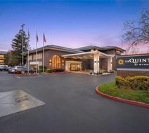 La Quinta Inn & Suites Oakland - Hayward Exterior