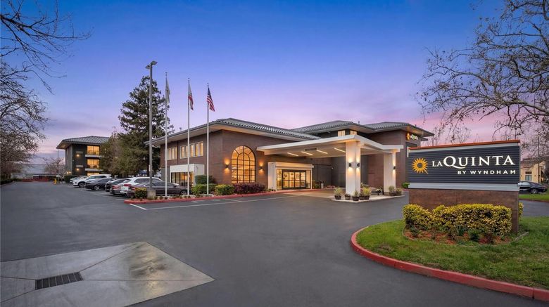 <b>La Quinta Inn & Suites Oakland - Hayward Exterior</b>. Images powered by <a href="https://iceportal.shijigroup.com/" title="IcePortal" target="_blank">IcePortal</a>.