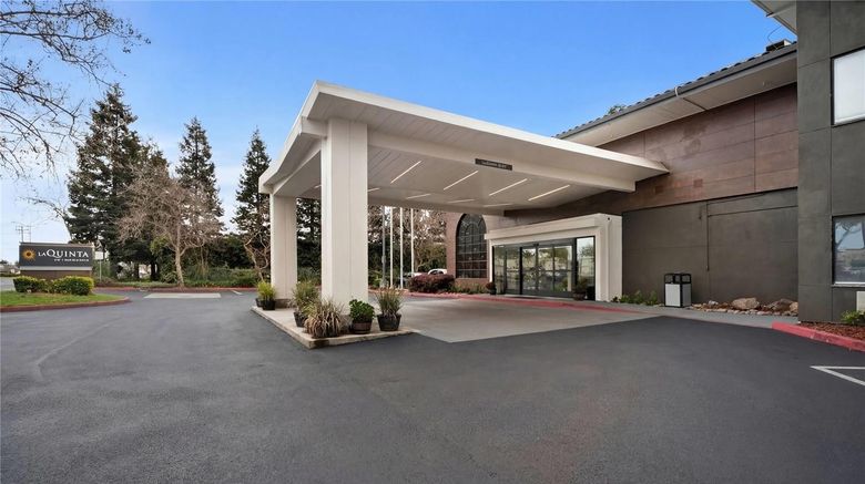 <b>La Quinta Inn & Suites Oakland - Hayward Exterior</b>. Images powered by <a href="https://iceportal.shijigroup.com/" title="IcePortal" target="_blank">IcePortal</a>.