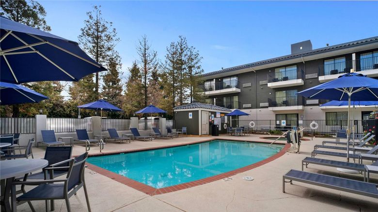 <b>La Quinta Inn & Suites Oakland - Hayward Pool</b>. Images powered by <a href="https://iceportal.shijigroup.com/" title="IcePortal" target="_blank">IcePortal</a>.