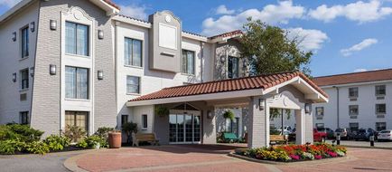 La Quinta Inn Pittsburgh Airport Exterior
