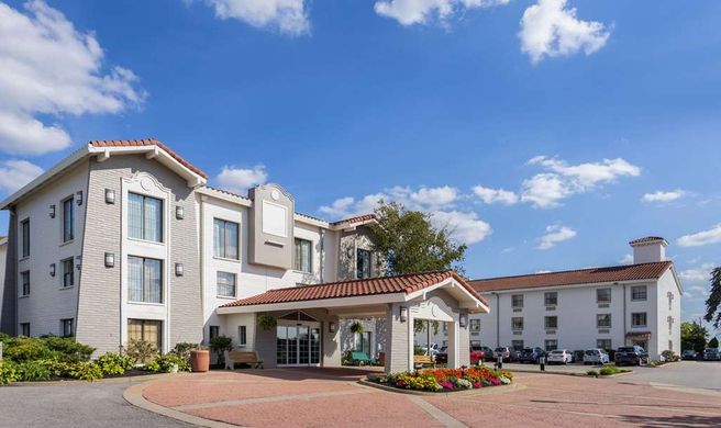 La Quinta Inn Pittsburgh Airport Exterior