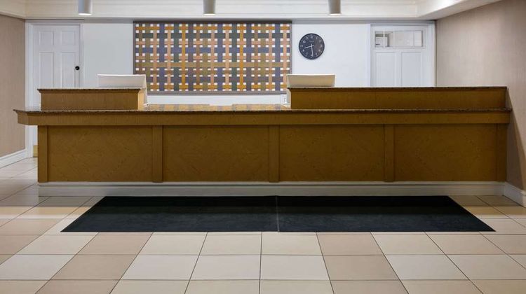 La Quinta Inn Pittsburgh Airport Lobby