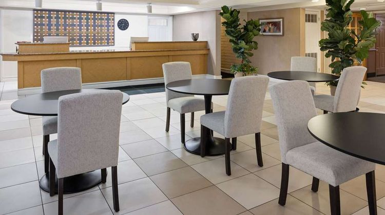 La Quinta Inn Pittsburgh Airport Lobby
