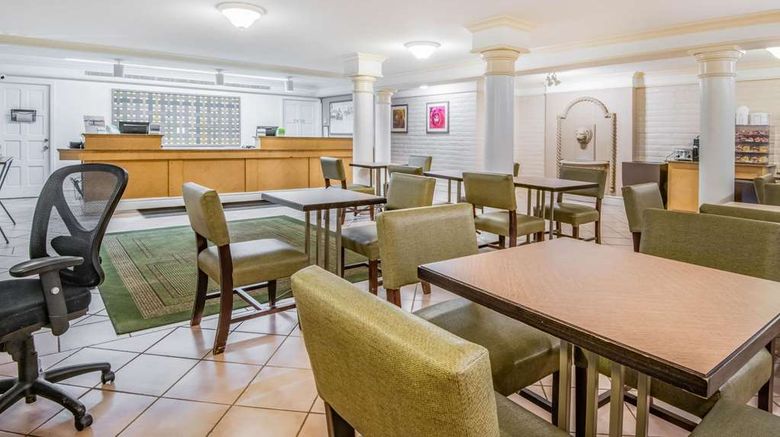 <b>La Quinta Inn Colorado Springs Lobby</b>. Images powered by <a href="https://iceportal.shijigroup.com/" title="IcePortal" target="_blank">IcePortal</a>.