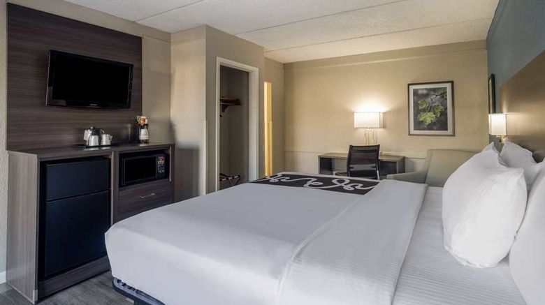 <b>La Quinta Inn Sacramento North Room</b>. Images powered by <a href="https://iceportal.shijigroup.com/" title="IcePortal" target="_blank">IcePortal</a>.
