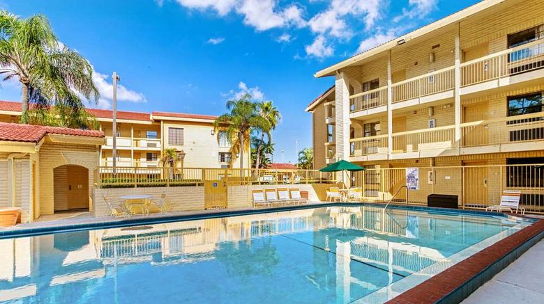 <b>La Quinta St Petersburg-Clearwater Pool</b>. Images powered by <a href="https://iceportal.shijigroup.com/" title="IcePortal" target="_blank">IcePortal</a>.