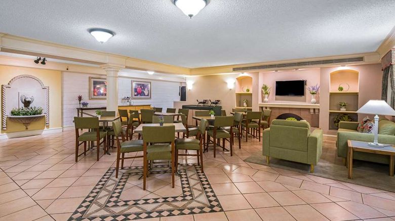 <b>Days Inn by Wyndham San Diego Vista Lobby</b>. Images powered by <a href="https://iceportal.shijigroup.com/" title="IcePortal" target="_blank">IcePortal</a>.