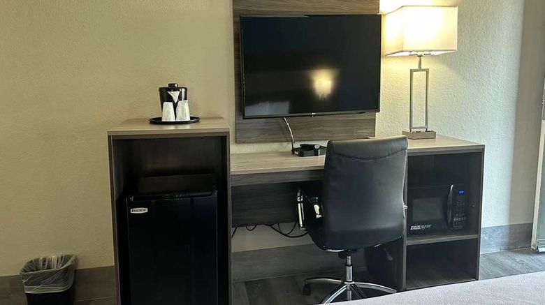 <b>Days Inn by Wyndham San Diego Vista Room</b>. Images powered by <a href="https://iceportal.shijigroup.com/" title="IcePortal" target="_blank">IcePortal</a>.