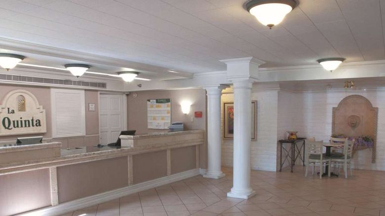 <b>La Quinta Inn Bakersfield South Lobby</b>. Images powered by <a href="https://iceportal.shijigroup.com/" title="IcePortal" target="_blank">IcePortal</a>.