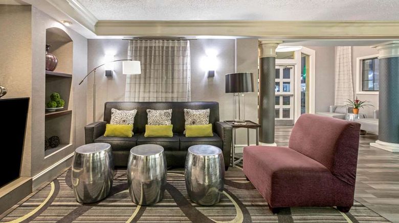 <b>La Quinta Inn Fresno Yosemite Lobby</b>. Images powered by <a href="https://iceportal.shijigroup.com/" title="IcePortal" target="_blank">IcePortal</a>.